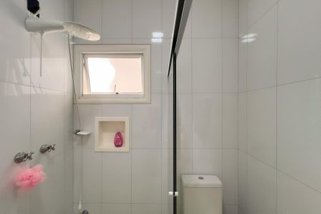 Casa de condomínio à venda com 218m², 4 quartos e 4 vagas Casa de condomínio à venda com 218m², 4 quartos e 4 vagasBanheiro