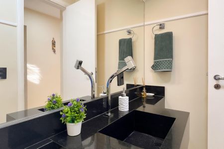 Casa de condomínio à venda com 218m², 4 quartos e 4 vagas Casa de condomínio à venda com 218m², 4 quartos e 4 vagasLavabo