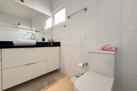 Casa de condomínio à venda com 218m², 4 quartos e 4 vagas Casa de condomínio à venda com 218m², 4 quartos e 4 vagasBanheiro da Suíte