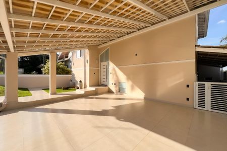 Casa de condomínio à venda com 218m², 4 quartos e 4 vagas Casa de condomínio à venda com 218m², 4 quartos e 4 vagasGaragem