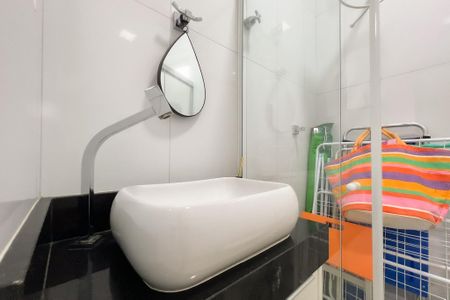 Casa de condomínio à venda com 218m², 4 quartos e 4 vagas Casa de condomínio à venda com 218m², 4 quartos e 4 vagasBanheiro de serviço