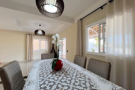 Casa de condomínio à venda com 218m², 4 quartos e 4 vagas Casa de condomínio à venda com 218m², 4 quartos e 4 vagasSala