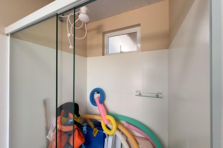 Casa de condomínio à venda com 218m², 4 quartos e 4 vagas Casa de condomínio à venda com 218m², 4 quartos e 4 vagasBanheiro da piscina