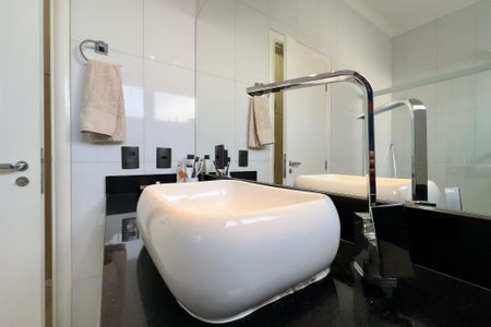 Casa de condomínio à venda com 218m², 4 quartos e 4 vagas Casa de condomínio à venda com 218m², 4 quartos e 4 vagasBanheiro da Suíte