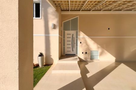 Casa de condomínio à venda com 218m², 4 quartos e 4 vagas Casa de condomínio à venda com 218m², 4 quartos e 4 vagasFachada