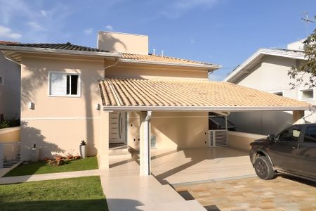 Casa de condomínio à venda com 218m², 4 quartos e 4 vagas Casa de condomínio à venda com 218m², 4 quartos e 4 vagasFachada