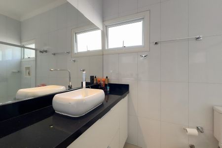 Casa de condomínio à venda com 218m², 4 quartos e 4 vagas Casa de condomínio à venda com 218m², 4 quartos e 4 vagasBanheiro da Suíte
