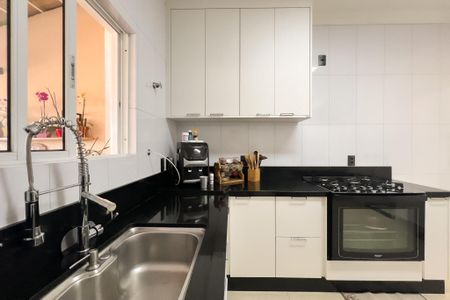 Casa de condomínio à venda com 218m², 4 quartos e 4 vagas Casa de condomínio à venda com 218m², 4 quartos e 4 vagasCozinha
