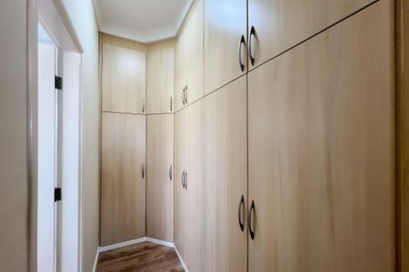 Casa de condomínio à venda com 218m², 4 quartos e 4 vagas Casa de condomínio à venda com 218m², 4 quartos e 4 vagasCloset da suíte