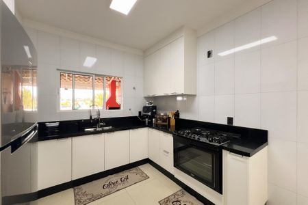 Casa de condomínio à venda com 218m², 4 quartos e 4 vagas Casa de condomínio à venda com 218m², 4 quartos e 4 vagasCozinha