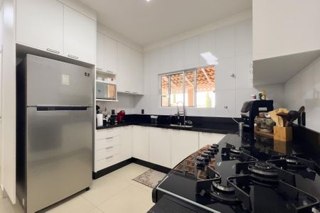 Casa de condomínio à venda com 218m², 4 quartos e 4 vagas Casa de condomínio à venda com 218m², 4 quartos e 4 vagasCozinha