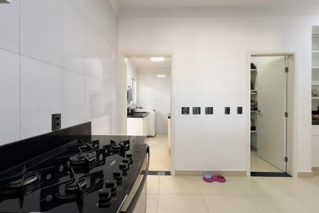 Casa de condomínio à venda com 218m², 4 quartos e 4 vagas Casa de condomínio à venda com 218m², 4 quartos e 4 vagasCozinha