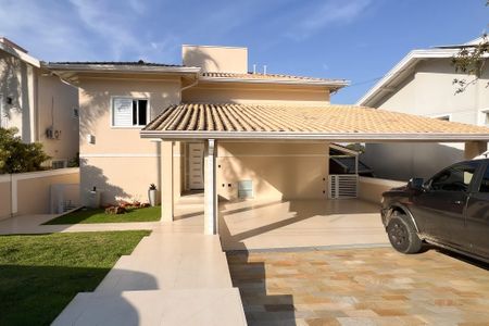 Casa de condomínio à venda com 218m², 4 quartos e 4 vagas Casa de condomínio à venda com 218m², 4 quartos e 4 vagasFachada