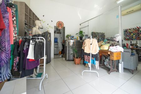 Casa à venda com 230m², 4 quartos e 2 vagas Casa à venda com 230m², 4 quartos e 2 vagasSalão