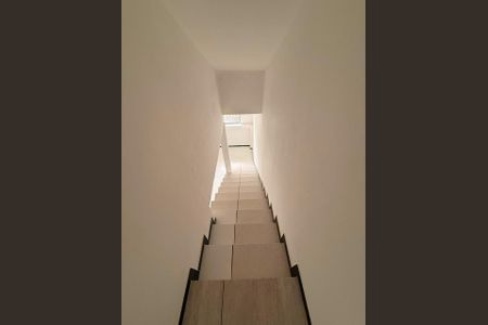 Casa de condomínio para alugar com 75m², 1 quarto e sem vaga Casa de condomínio para alugar com 75m², 1 quarto e sem vagaEscada