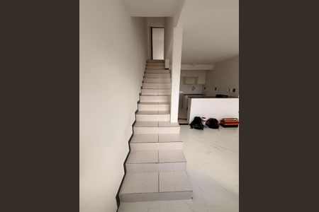 Casa de condomínio para alugar com 75m², 1 quarto e sem vaga Casa de condomínio para alugar com 75m², 1 quarto e sem vagaEscada