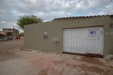 Casa para alugar com 83m², 2 quartos e 2 vagasFachada