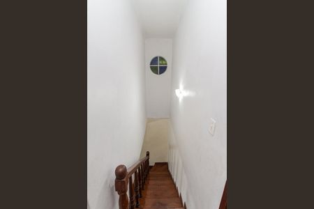 Casa para alugar com 160m², 2 quartos e 2 vagas Casa para alugar com 160m², 2 quartos e 2 vagasEscada