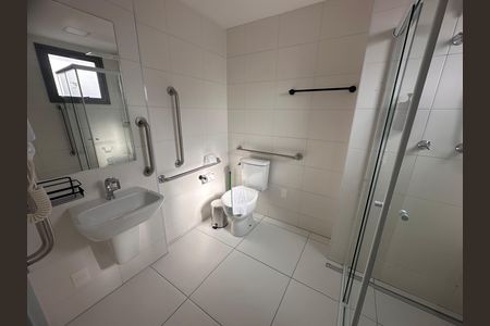 Banheiro de kitnet/studio para alugar com 1 quarto, 32m² em Santo Amaro, São Paulo