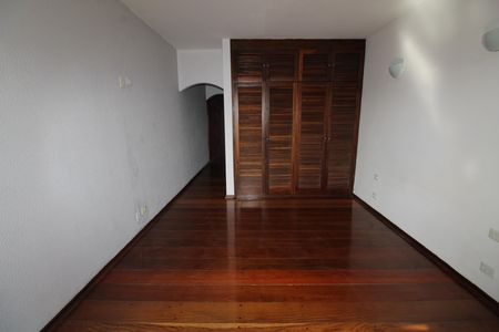 Casa para alugar com 217m², 4 quartos e 2 vagasSuíte 1