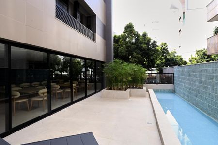 Apartamento à venda com 182m², 4 quartos e 4 vagas Apartamento à venda com 182m², 4 quartos e 4 vagasÁrea comum - Piscina