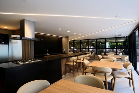 Apartamento à venda com 182m², 4 quartos e 4 vagas Apartamento à venda com 182m², 4 quartos e 4 vagasÁrea comum - Salão de festas