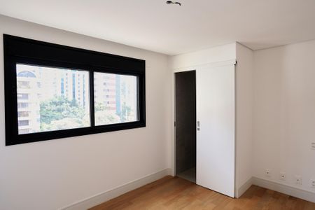 Apartamento à venda com 182m², 4 quartos e 4 vagas Apartamento à venda com 182m², 4 quartos e 4 vagasSuíte