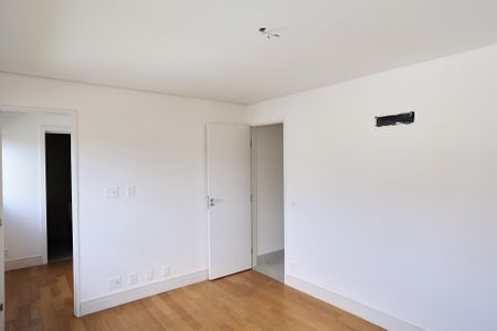 Apartamento à venda com 182m², 4 quartos e 4 vagas Apartamento à venda com 182m², 4 quartos e 4 vagasSuíte master
