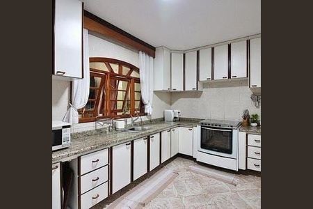 Casa à venda com 240m², 3 quartos e 6 vagas