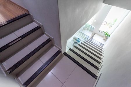 Casa de condomínio à venda com 110m², 3 quartos e 1 vaga Casa de condomínio à venda com 110m², 3 quartos e 1 vagaEscada
