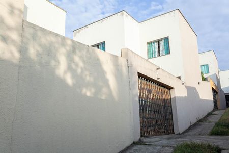 Casa de condomínio à venda com 110m², 3 quartos e 1 vaga Casa de condomínio à venda com 110m², 3 quartos e 1 vagaFachada