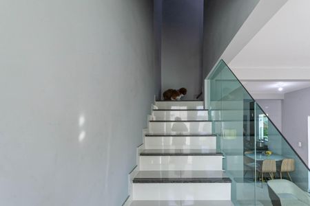 Casa de condomínio à venda com 110m², 3 quartos e 1 vaga Casa de condomínio à venda com 110m², 3 quartos e 1 vagaEscada