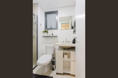 Banheiro de kitnet/studio para alugar com 1 quarto, 27m² em Sumarezinho, São Paulo