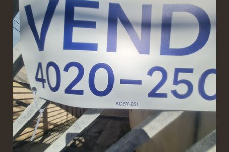 Casa à venda com 250m², 10 quartos e 5 vagas Casa à venda com 250m², 10 quartos e 5 vagasFachada do imóvel com placa QuintoAndar