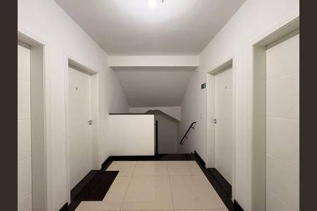 Apartamento à venda com 136m², 3 quartos e 2 vagas Apartamento à venda com 136m², 3 quartos e 2 vagasHall de entrada escada