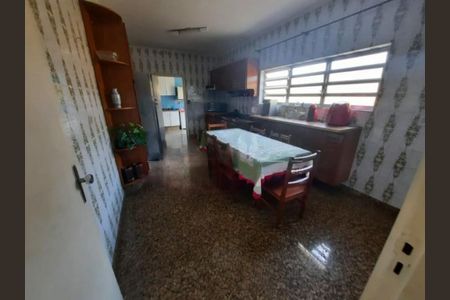 Casa à venda com 4 quartos, 300m² em Vila Santo Estefano, São Paulo