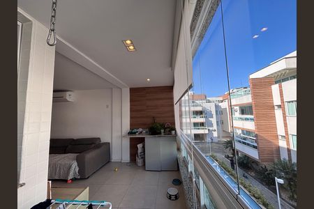 Apartamento à venda com 76m², 3 quartos e 1 vaga Apartamento à venda com 76m², 3 quartos e 1 vagaVaranda