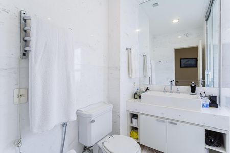 Apartamento à venda com 277m², 2 quartos e 4 vagas Apartamento à venda com 277m², 2 quartos e 4 vagasBanheiro da Suíte 1