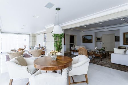 Apartamento à venda com 277m², 2 quartos e 4 vagas Apartamento à venda com 277m², 2 quartos e 4 vagasVaranda