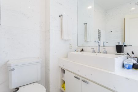 Apartamento à venda com 277m², 2 quartos e 4 vagas Apartamento à venda com 277m², 2 quartos e 4 vagasBanheiro da Suíte 1