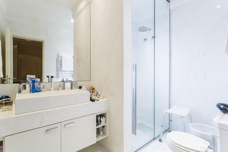 Apartamento à venda com 277m², 2 quartos e 4 vagas Apartamento à venda com 277m², 2 quartos e 4 vagasBanheiro da Suíte 2