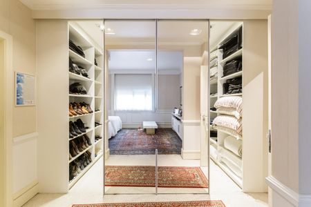 Apartamento à venda com 277m², 2 quartos e 4 vagas Apartamento à venda com 277m², 2 quartos e 4 vagasCloset da suíte 2