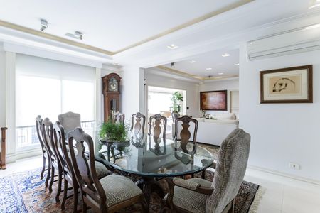 Apartamento à venda com 277m², 2 quartos e 4 vagas Apartamento à venda com 277m², 2 quartos e 4 vagasSala