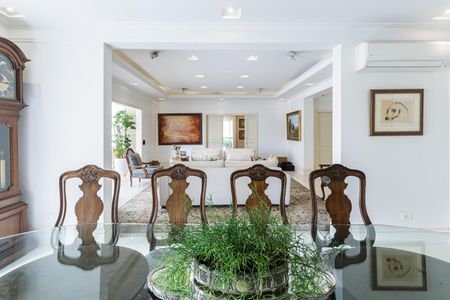 Apartamento à venda com 277m², 2 quartos e 4 vagas Apartamento à venda com 277m², 2 quartos e 4 vagasSala