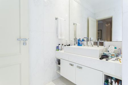 Apartamento à venda com 277m², 2 quartos e 4 vagas Apartamento à venda com 277m², 2 quartos e 4 vagasBanheiro da Suíte 2
