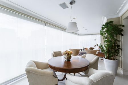 Apartamento à venda com 277m², 2 quartos e 4 vagas Apartamento à venda com 277m², 2 quartos e 4 vagasVaranda