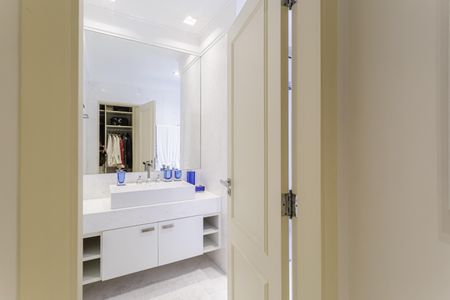 Apartamento à venda com 277m², 2 quartos e 4 vagas Apartamento à venda com 277m², 2 quartos e 4 vagasBanheiro da Suíte 2