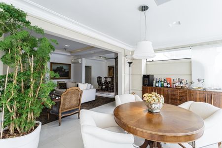 Apartamento à venda com 277m², 2 quartos e 4 vagas Apartamento à venda com 277m², 2 quartos e 4 vagasVaranda