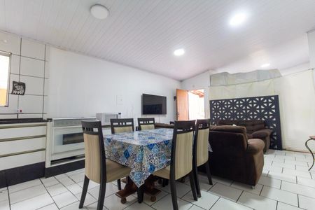 Casa à venda com 101m², 4 quartos e 3 vagas Casa à venda com 101m², 4 quartos e 3 vagasCasa 2 - Cozinha e área de serviço