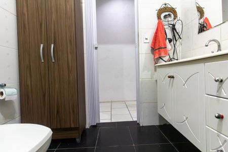 Casa à venda com 101m², 4 quartos e 3 vagas Casa à venda com 101m², 4 quartos e 3 vagasCasa 2 - Banheiro